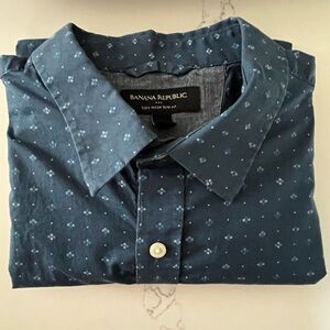 Banana Republic Men's Patterned Navy Shirt